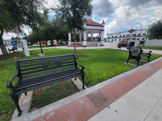 BANCAS EN FUNDICIÓN 1.7 CON ESCUDO MUNICIPAL "HERRERÍA DE LEÓN" MONTERREY, NUEVO LEÓN. MÉXICO (MAESTRO HERRERO EVERARDO DE LEÓN E HIJOS) 