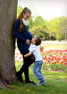 Schwangerenfoto mit Geschwisterkind 