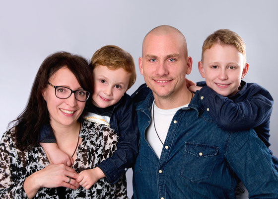Familienportrait in Farbe im Fotostudio in Teltow