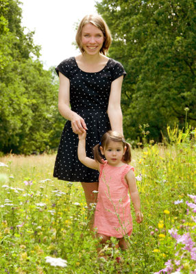 Mutter und Tochterfoto auf der Wiese in Teltow
