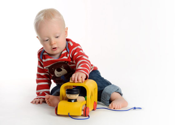Kinderfoto mit Auto im Fotostudio in Teltow