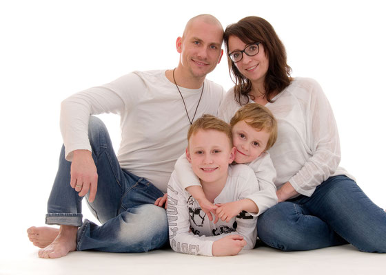 modernes Familienfoto im Fotostudio in Teltow