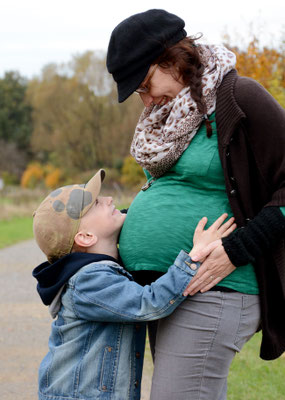 Babybauchfoto mit Geschwisterkind in Teltow