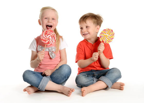 witziges Kinderfoto mit Lutscher in Teltow
