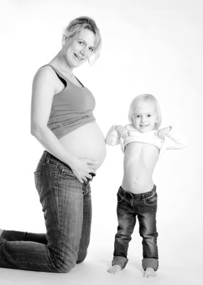 witziges Schwangerenfoto mit Kind in Teltow