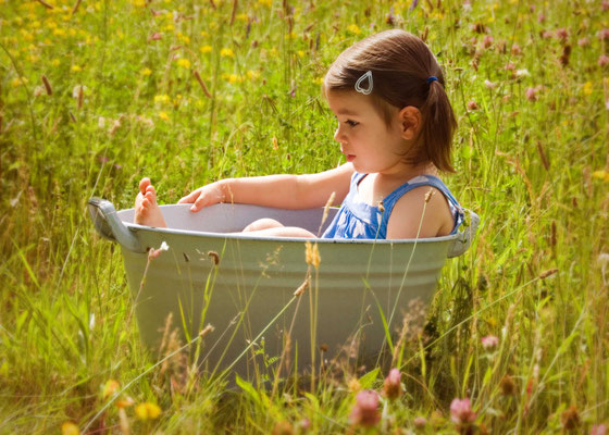 Kinderfoto outdoor in der Badewanne 