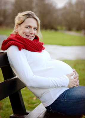 Babybauchfoto im Park