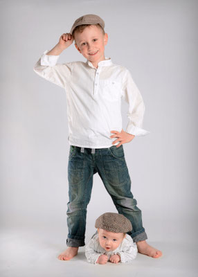 Geschwisterfoto mit Mütze im Fotostudio