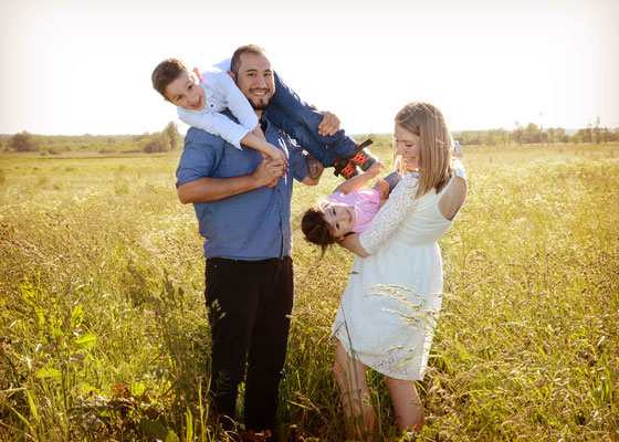 Familienfoto auf dem Feld in Teltow