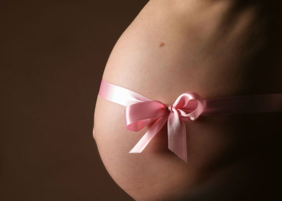 Babybauchfoto mit Schleife in Teltow