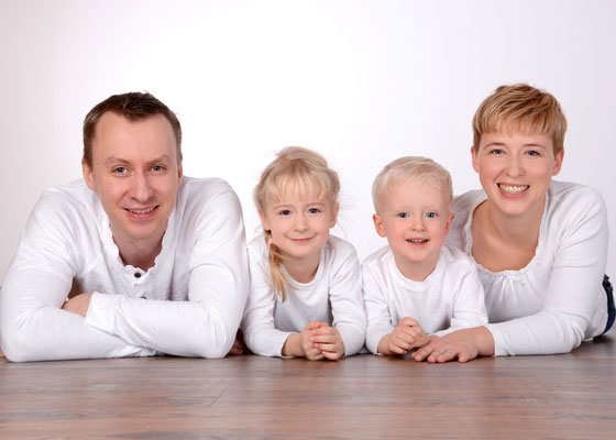 modernes Familienfoto im Fotostudio in Teltow