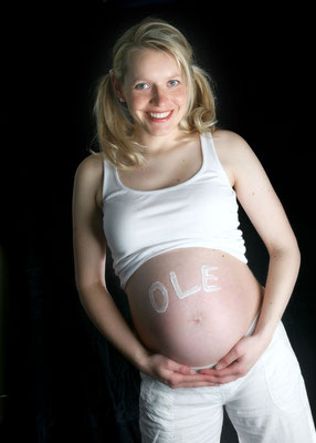 Schwangerenfoto mit Namen auf dem Bauch
