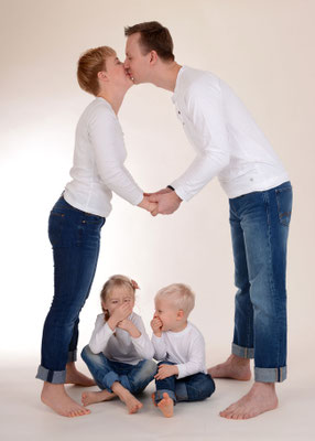 witziges Familienfoto im Fotostudio in Teltow