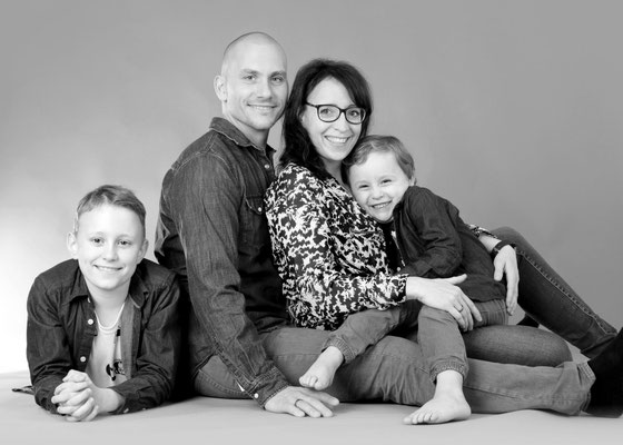 Familie mit 2 Kindern im Fotostudio in Teltow