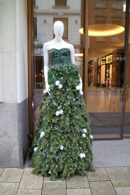 Weihnachtsdekoration Kaisergalerie Mannequins, gekleidet in Haute Couture aus Tanne