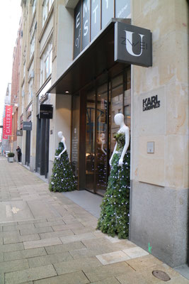 Weihnachtsdekoration Kaisergalerie Mannequins, gekleidet in Haute Couture aus Tanne