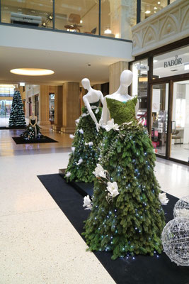 Weihnachtsdekoration Kaisergalerie Mannequins, gekleidet in Haute Couture aus Tanne