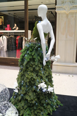 Weihnachtsdekoration Kaisergalerie Mannequins, gekleidet in Haute Couture aus Tanne