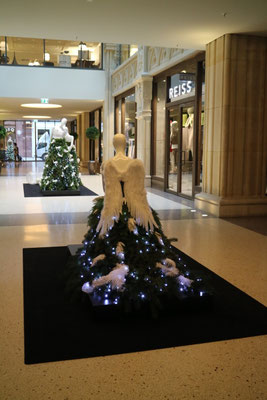 Weihnachtsdekoration Kaisergalerie Mannequins, gekleidet in Haute Couture aus Tanne