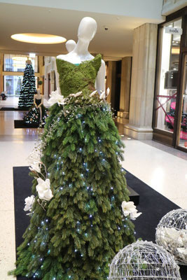 Weihnachtsdekoration Kaisergalerie Mannequins, gekleidet in Haute Couture aus Tanne