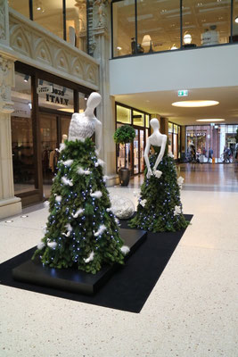 Weihnachtsdekoration Kaisergalerie Mannequins, gekleidet in Haute Couture aus Tanne