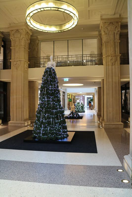 Weihnachtsdekoration Kaisergalerie Mannequins, gekleidet in Haute Couture aus Tanne