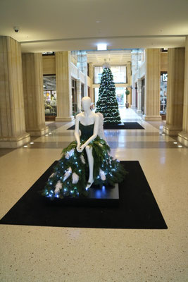 Weihnachtsdekoration Kaisergalerie Mannequins, gekleidet in Haute Couture aus Tanne