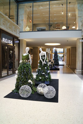 Weihnachtsdekoration Kaisergalerie Mannequins, gekleidet in Haute Couture aus Tanne