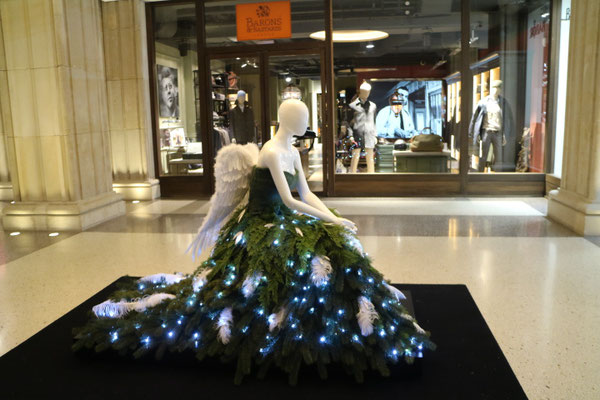 Weihnachtsdekoration Kaisergalerie Mannequins, gekleidet in Haute Couture aus Tanne