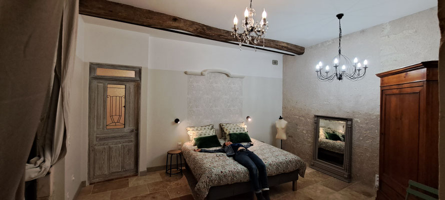 Une chambre très spacieuse et haute de plafonds