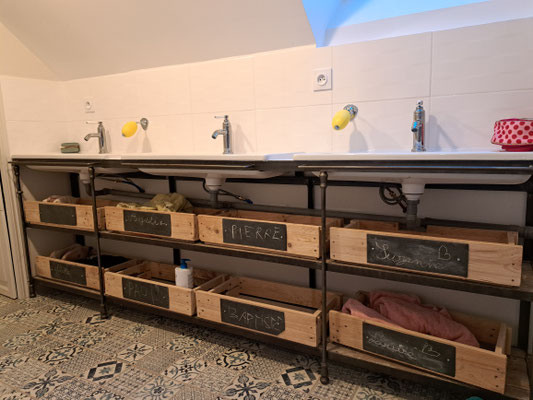 La salle d'eau du dortoir du Grand Roc est équipée de 3 vasques 