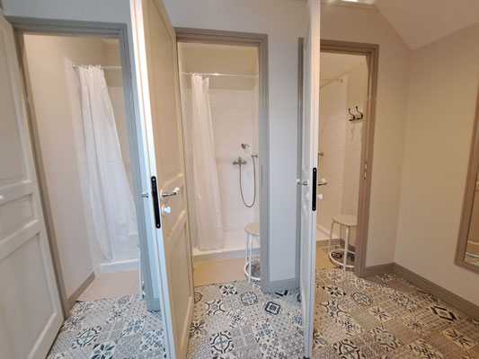 Les 3 douches sont équipées de tabourets, patères, tapis et rideaux