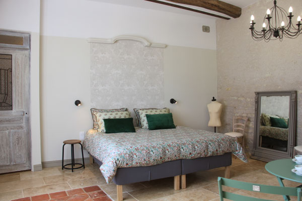 Le lit de 180 cm King Size de la grande chambre