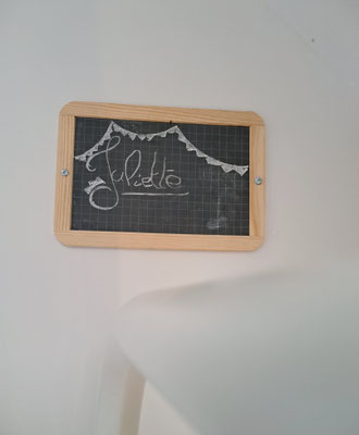 Des ardoises pour dessiner et marquer son prénom