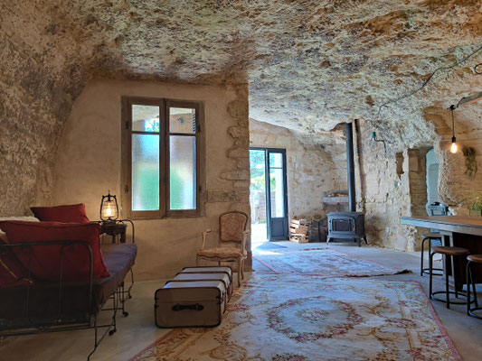 Les banquettes lits avec des tapis et malle de voyage 