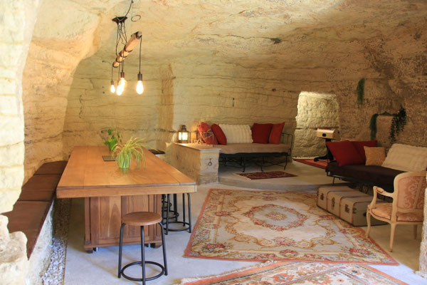 Le grand salon troglodyte avec les tapis