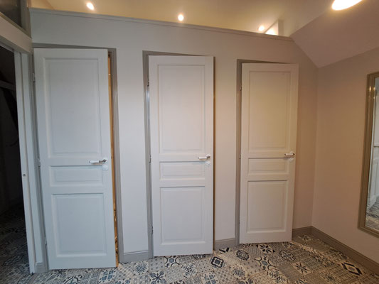 La salle d'eau du dortoir du Grand Roc est équipée de 3 douches