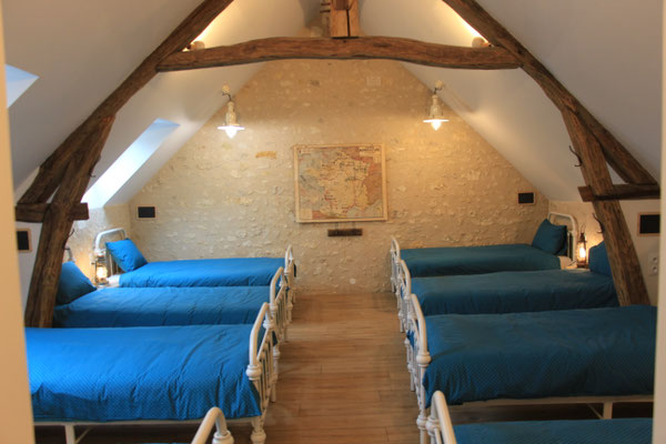 Les 8 lits en fer blanc du dortoir du Grand Roc