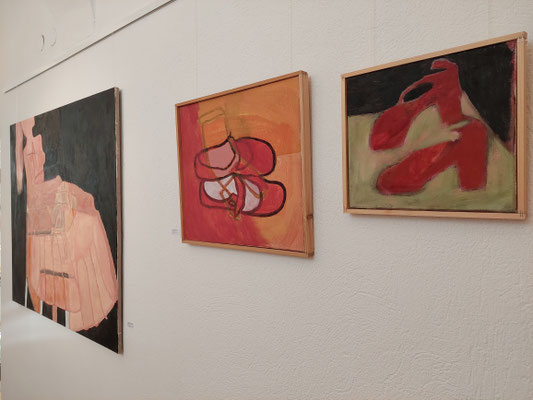 Ausstellung "Schichtungen", Eva Hradil, "Hautfarbenes Ballkleid aus Sessel" und "Ballerina orange" und "Rote Schuhe neben erbsengrün"