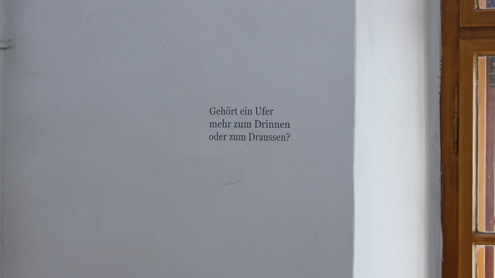 Ausstellung "Menschenufer" Gang: Wandtext