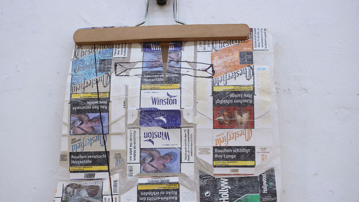 Ausstellung "Menschenufer" Foyer: Detail von "Zigarettenpapierhosenschnittteil" aus "Legal Drugs"