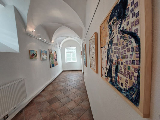 Ausstellung "Schichtungen", Eva Hradil, Blick in den Gang