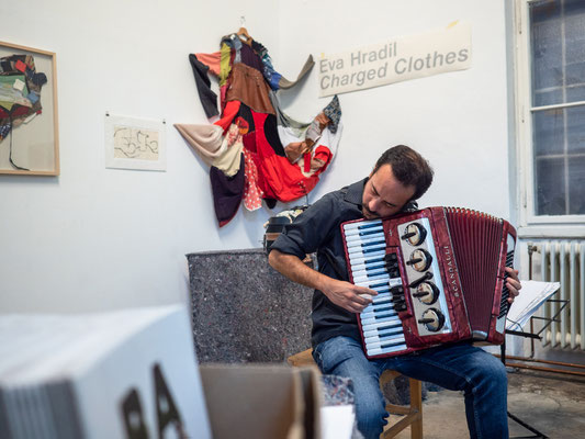 Vernissage "Charged Clothes" Alan Haksten /Buenos Aires (accordeon) Foto: Kay von Aspern