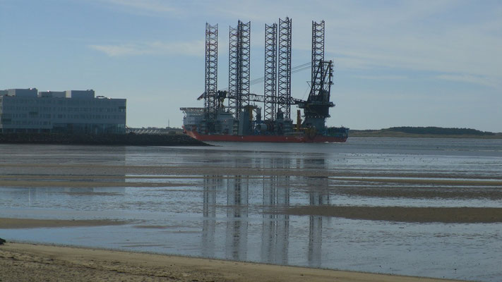 Eine Förderplattform im Hafen von Esbjerg