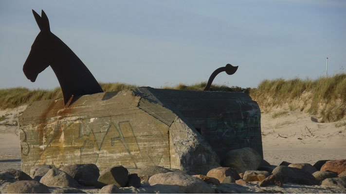 Am Bunkerdenkmal "Mules" (zu deutsch = Maulesel)