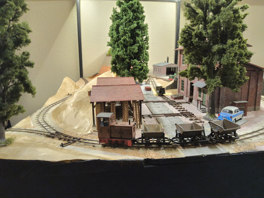 Ein Lorenzug auf dem Weg zur Tongrube, dahinter der Trockenschuppen und rechts das Pressenhaus.