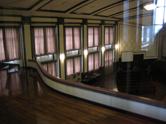 大講堂、2階席。演壇の向かい側、張り出した２階席があります。東京裁判では一般傍聴席として使用されました。