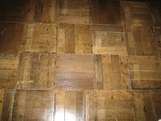 床は30㎝角のナラ材、約7200枚を使用。そりの出た399枚以外はすべて創建当時の部材を組み合わせて使用しています。
