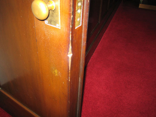 旧陸軍大臣室の扉の刀傷。陸自駐屯地時代に起きた三島事件の際、三島由紀夫が刀で切りつけた痕です。