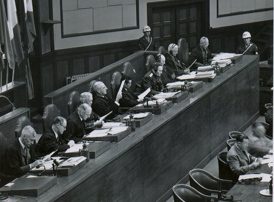 判事席。傍聴人席側から。　Courtesy National Archives,photo no.238-FE